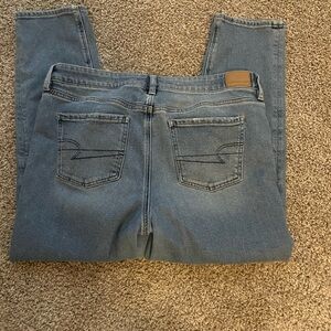 American Eagle tomgirl jeans. Light/medium wash.